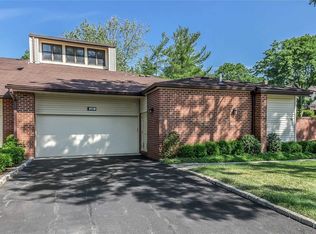 208 Gosling Hill Dr, Manhasset, NY 11030