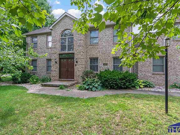 3rd image of 651 Woodlawn Ct