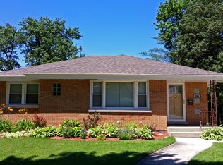 690 S Fairview Ave, Elmhurst, IL 60126