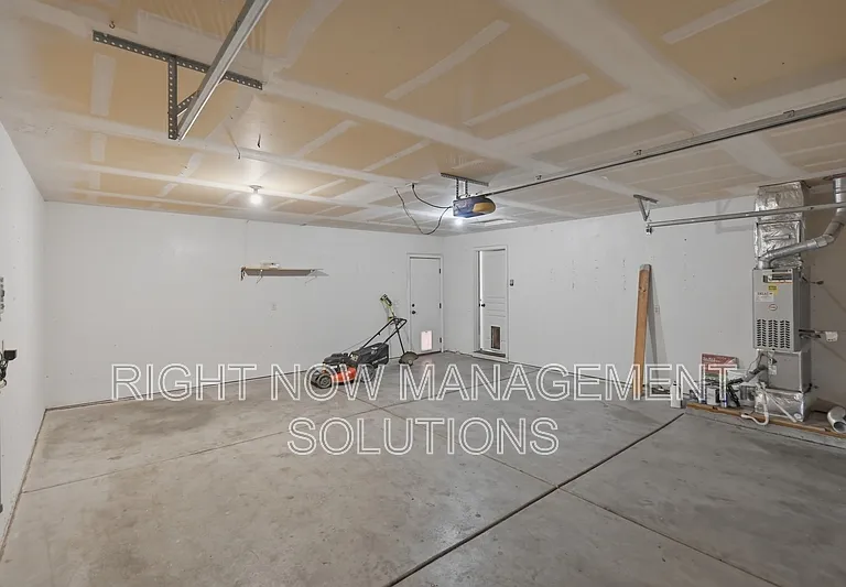 1295 N Blossom Ave — Photo 19
