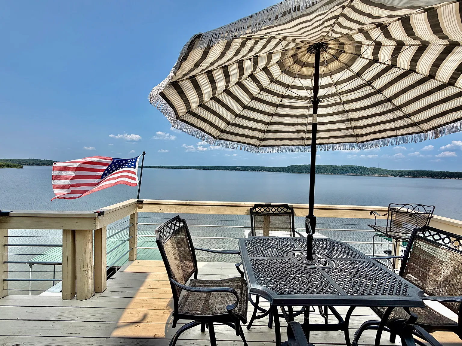 Lakefront Condo — Photo 2