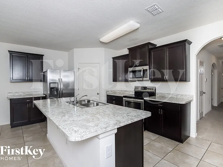 374 Sauders Rd SE — Photo 6