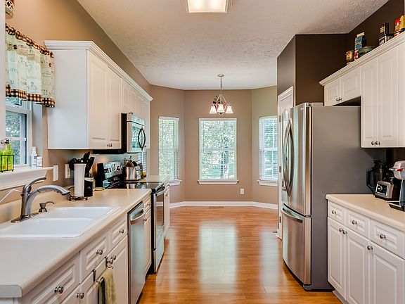 3rd image of 7512 Kingwood Ct