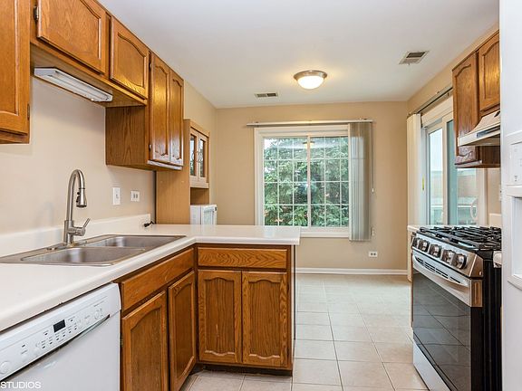 5th image of 352 Pembroke Ct APT 8