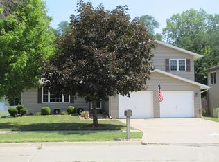 302 Crescent Ln, Fort Madison, IA 52627