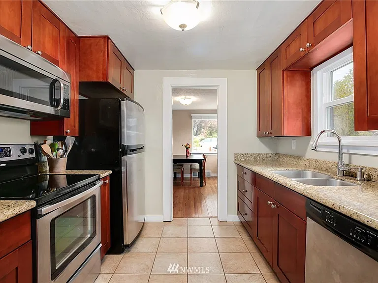 6542 23rd Ave NE — Photo 3