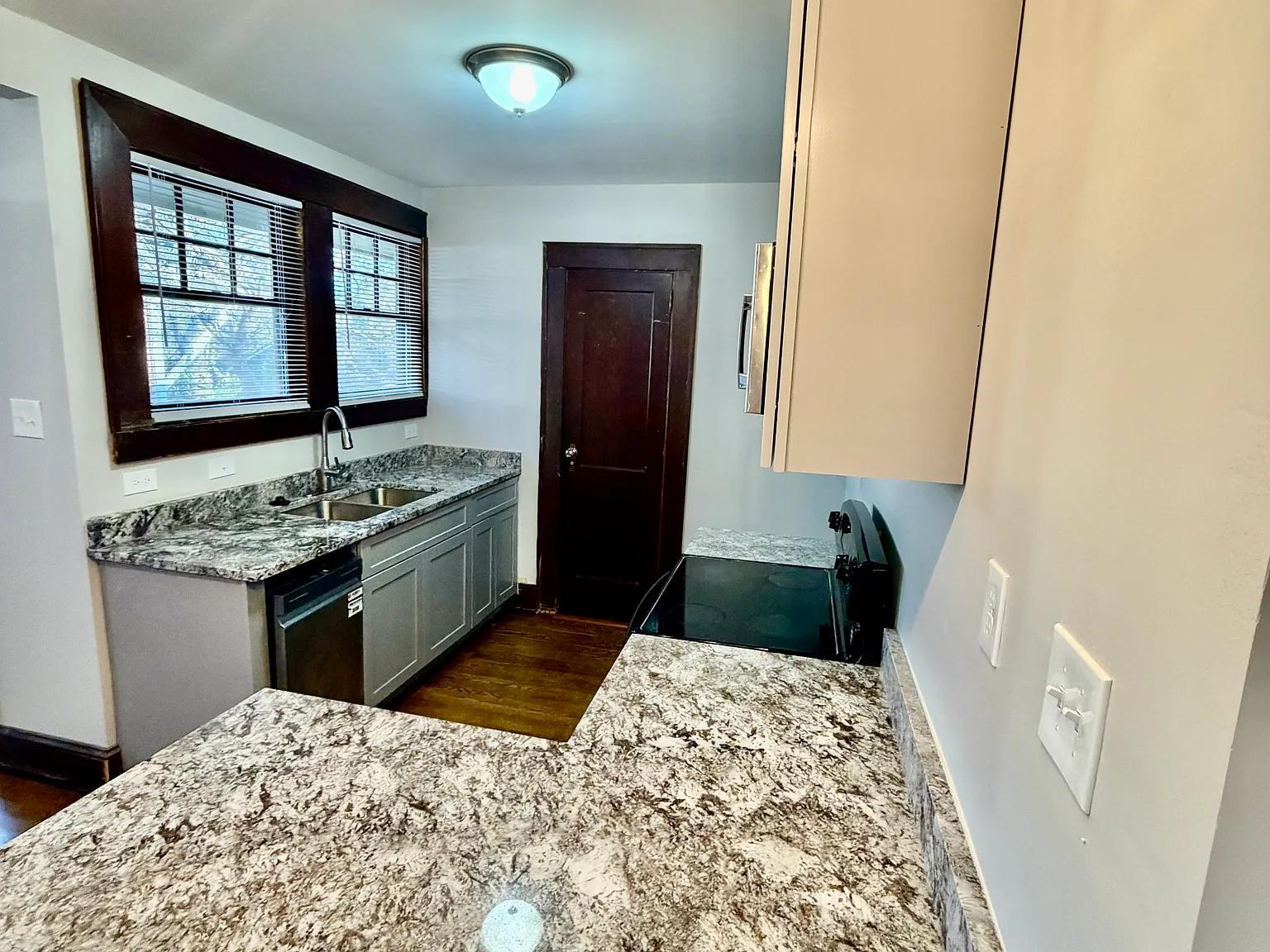 3 bed, 1600 sqft, $2,400 — Photo 4