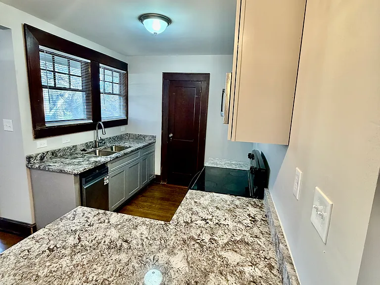 984 Woodbourne Dr SW — Photo 4