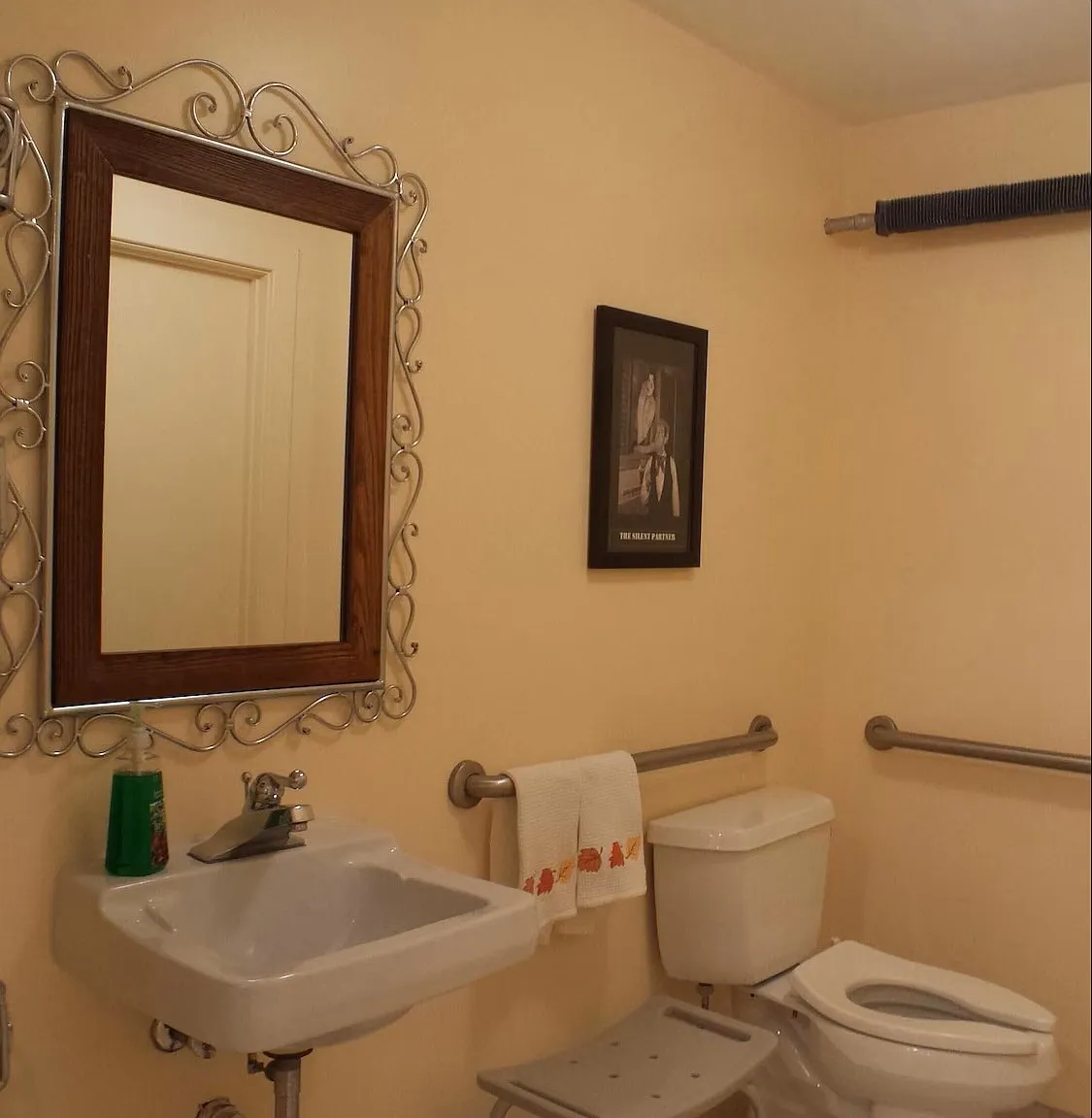 3320 Thompson Ave — Photo 2