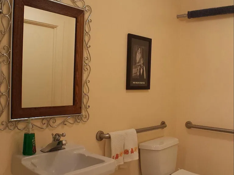 3320 Thompson Ave — Photo 2