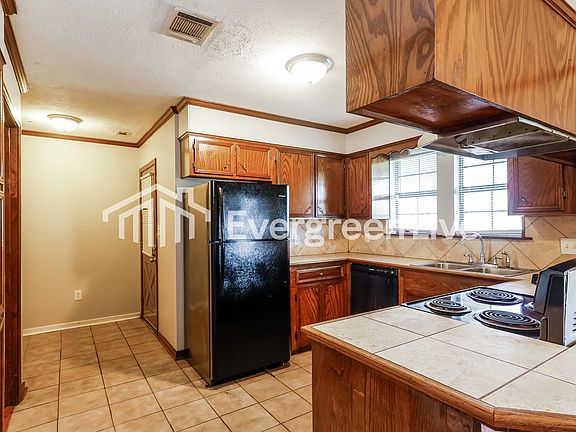 4th image of 646 Randall Cir