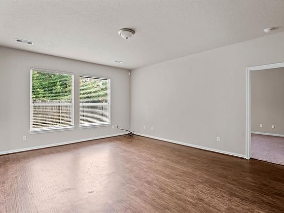 4th image of 996 Oak Glen Dr