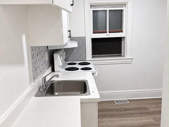 4th image of 70 Wellington St S