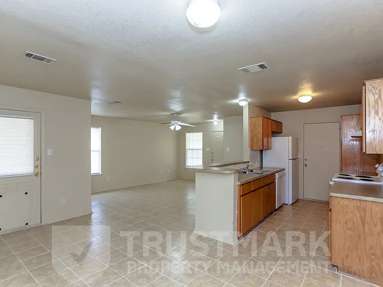 932 Maplewood St #B — Photo 6