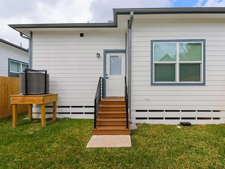 4902 Higgins St #B — Photo 37