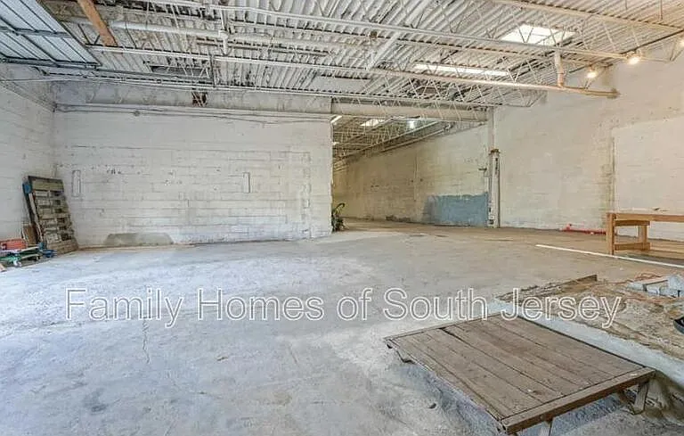 242 N Broadway #GARAGE — Photo 2