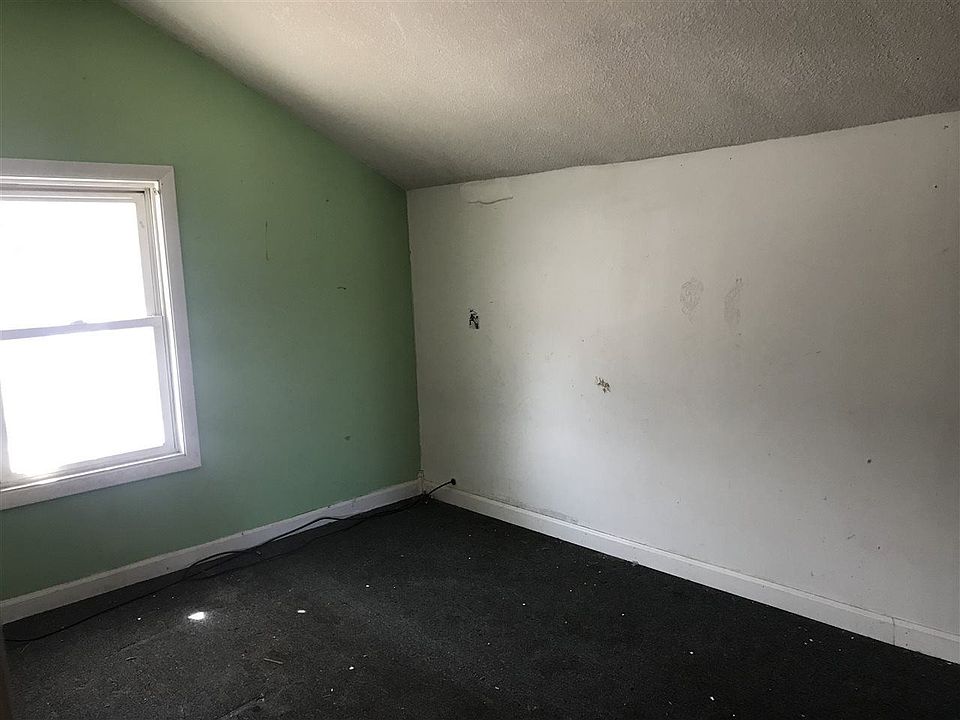 2nd image of 711 18th St