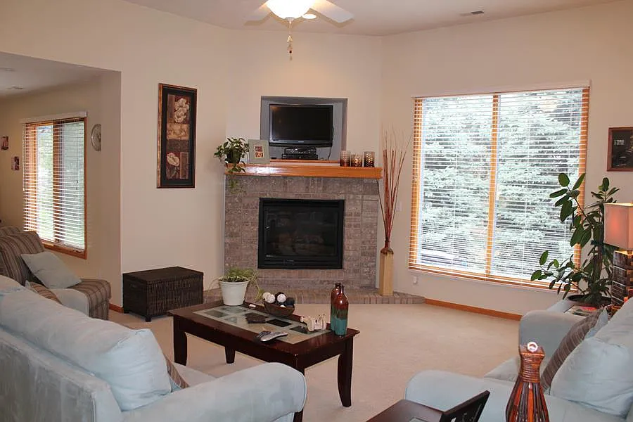 4 bed, 2.5 bath, 2400 sqft, $3,200 — Photo 3
