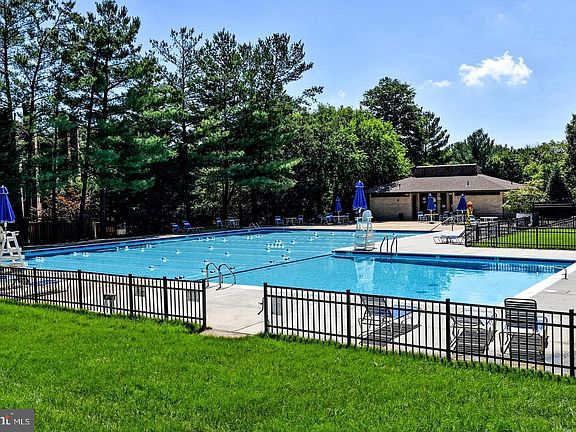 3rd image of 6001 Arlington Blvd APT 203