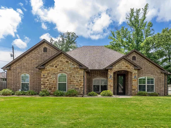 105 Towering Oaks Bch, Longview, TX 75602