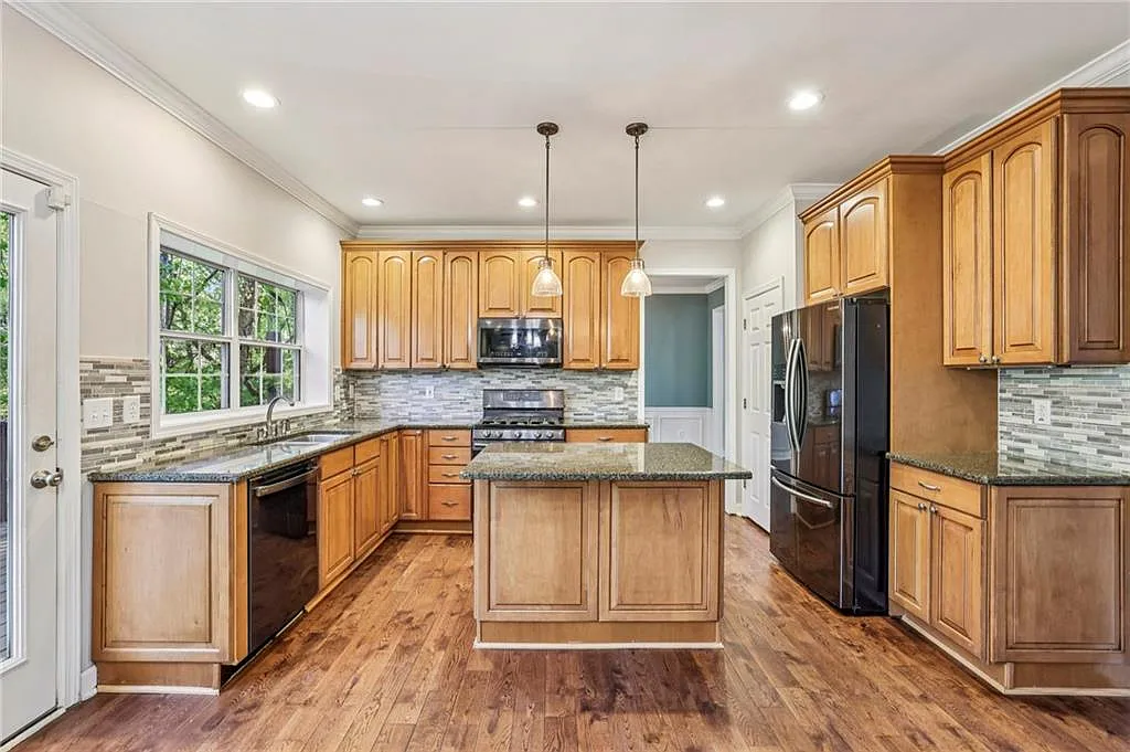 4 bed, 2.5 bath, 2178 sqft, $3,500 — Photo 2