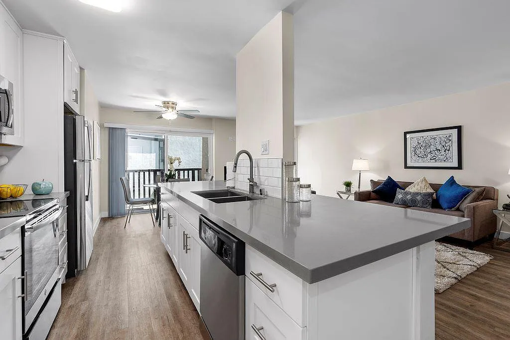 Parkway Terrace — Photo 2
