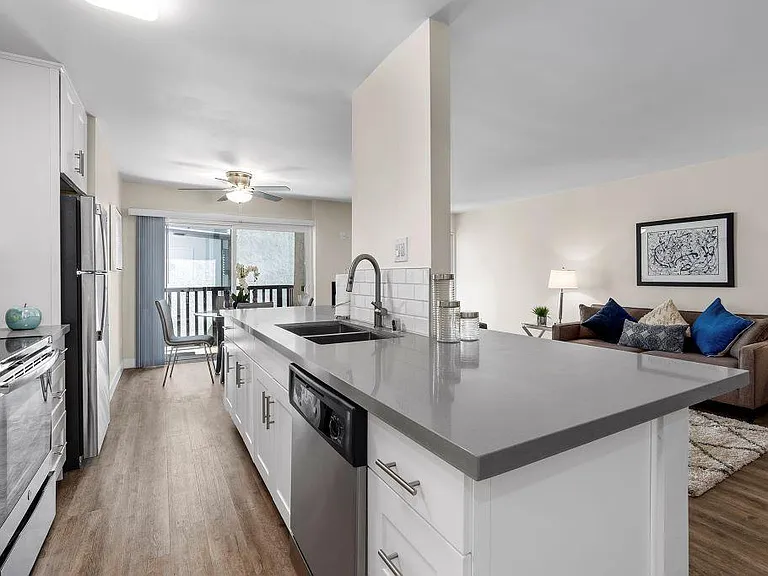Parkway Terrace — Photo 2