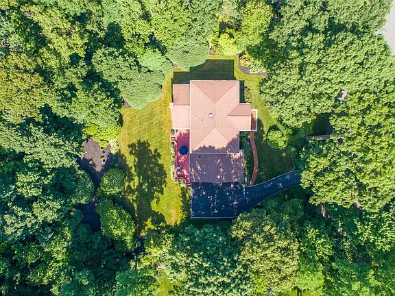 2nd image of 3 Flower Hill Ct