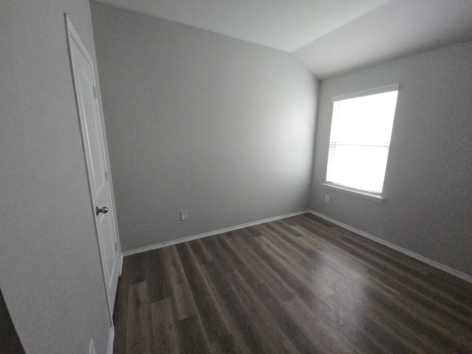 4 bed, 1976 sqft, $2,050 — Photo 4