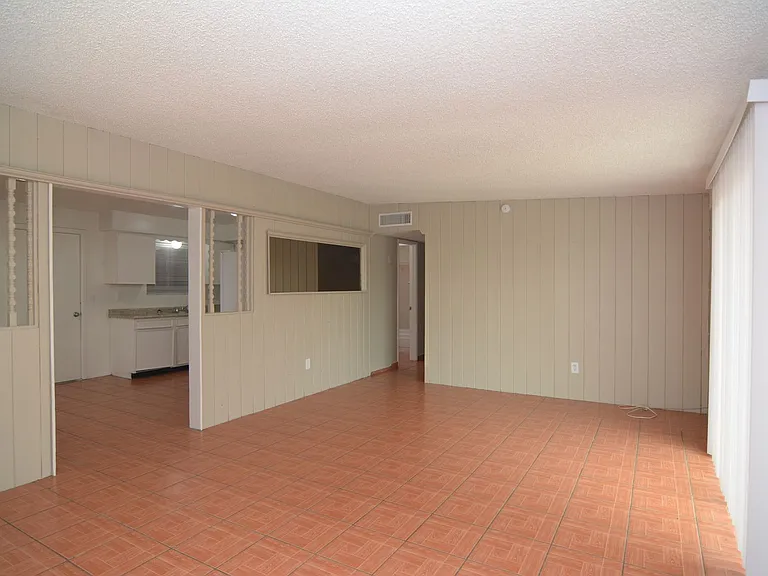 1074 W Pennsylvania Dr — Photo 3