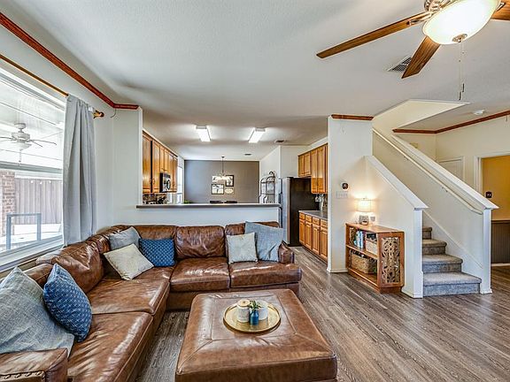 2nd image of 1924 Silver Leaf Dr