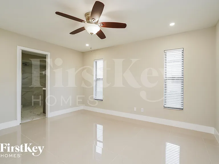 708 NE 7th Ter — Photo 12