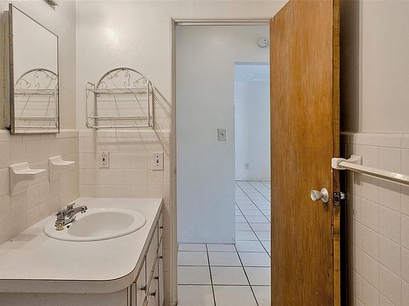 5th image of 119 175th Terrace Dr E #1