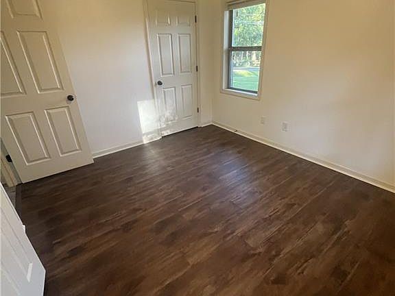 3rd image of 106 Louise Dr