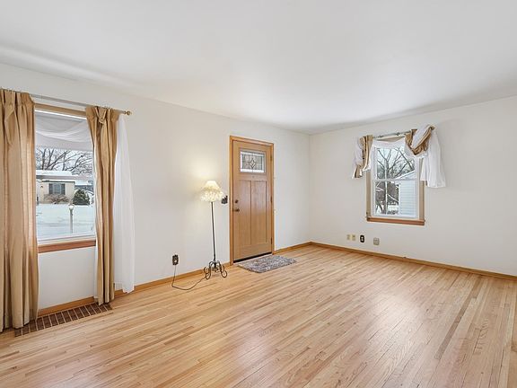 5th image of 3304 Yukon Ave S