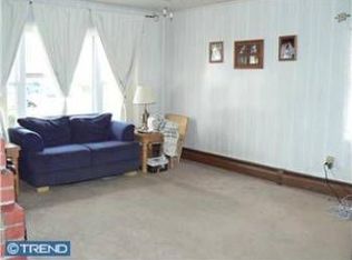 25 Twisting Ln, Levittown, PA