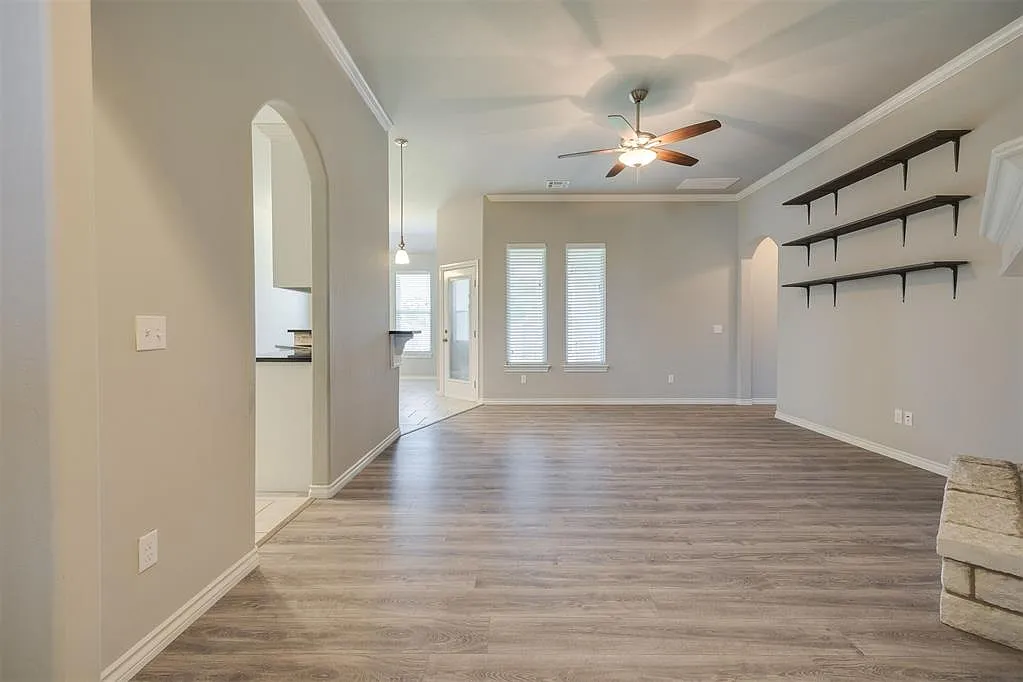 4 bed, 1823 sqft, $2,100 — Photo 4
