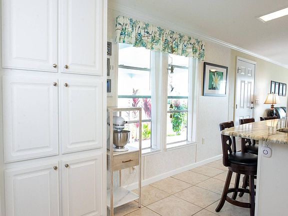 5th image of 825 Tall Oak Rd