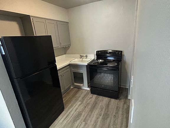 4th image of 841 Stanley Ave