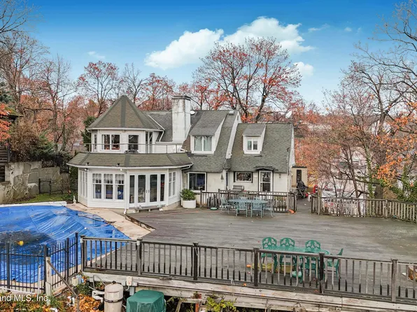 45 E Loop Rd, Staten Island, NY 10304