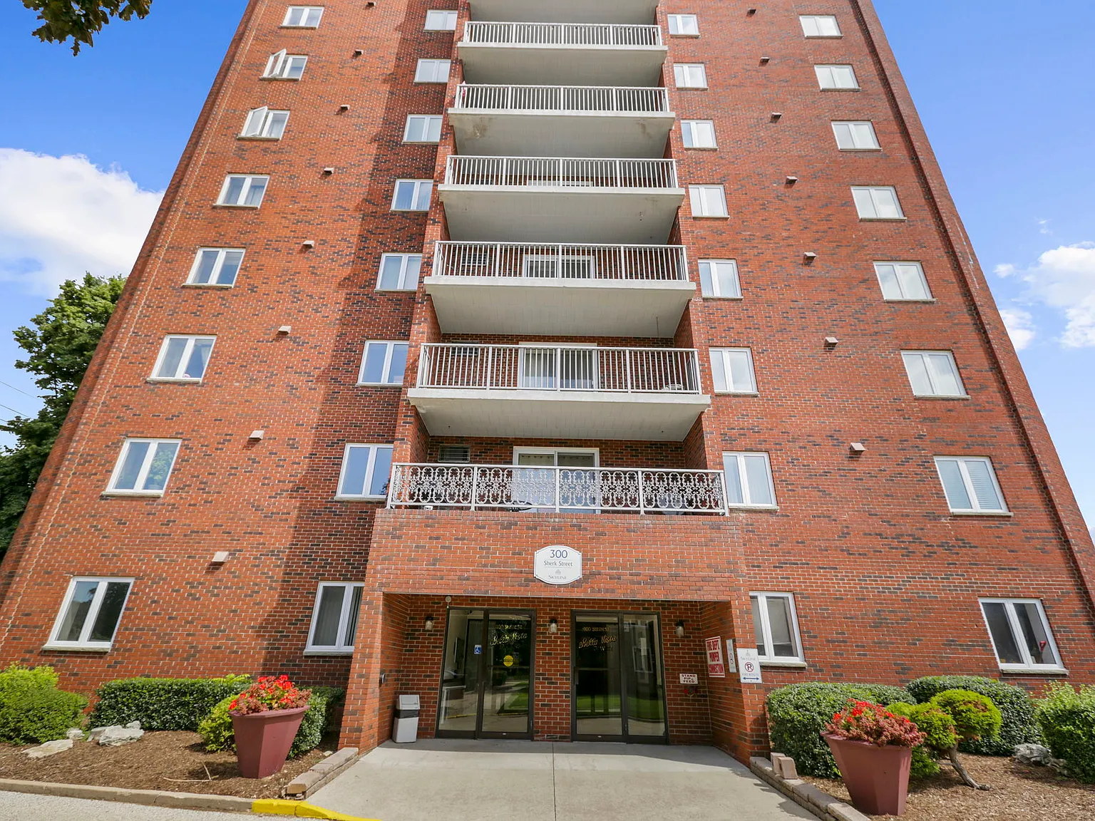 Bella Vista Apartments — Photo 4