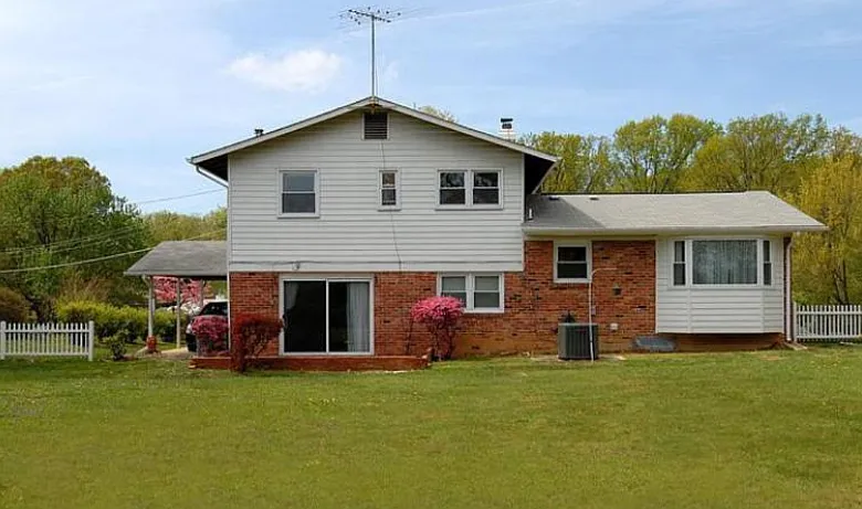 4 bed, 3.0 bath, 1272 sqft, $3,500 — Photo 2