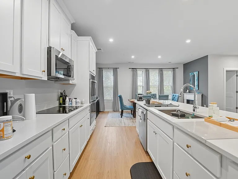 709 Thomas Ln #B — Photo 8