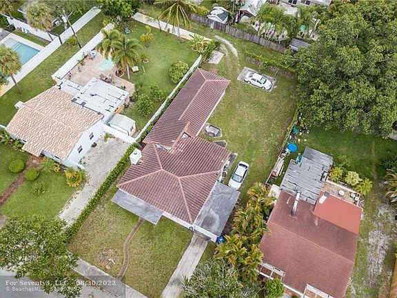 2nd image of 825 SW 18th St