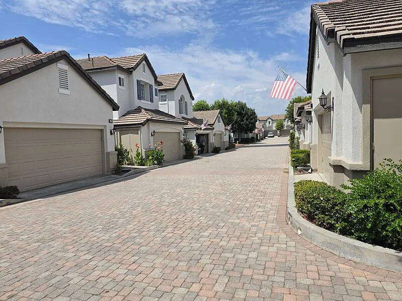 4 bed, 2.5 bath, 1696 sqft, $4,800 — Photo 3