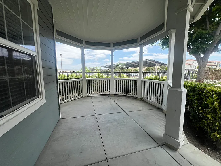15907 Fountain Ln — Photo 3