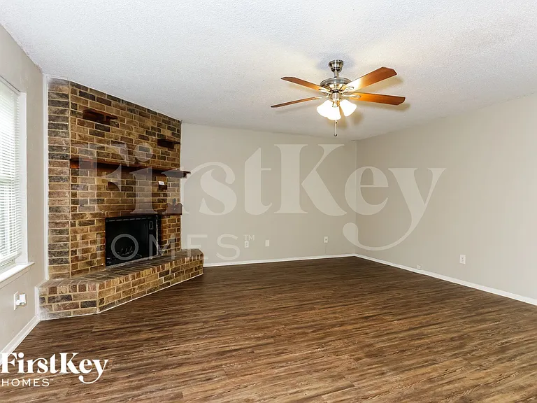 604 Circleview Dr — Photo 5