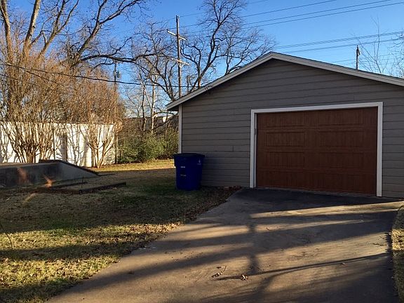 Detached garage w/ new roof