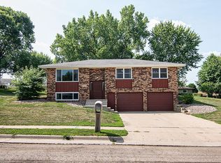 2440 Knob Hill Dr, Dubuque, IA 52003