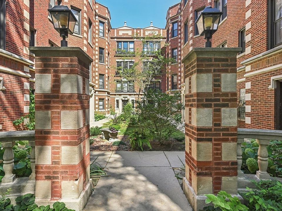 1st image of 922 W Ainslie St APT 2N